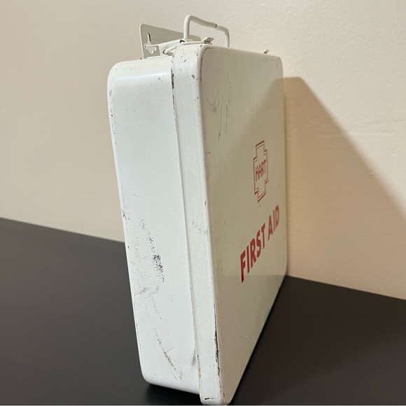 Vintage Hart Wall Mounted First Aid Kit with Original Partial Supplies - Picture 13 of 14